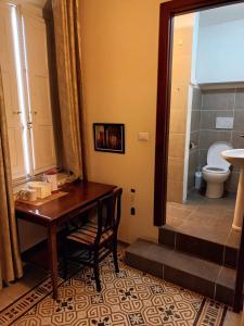 フィレンツェにあるIl Verrocchioのバスルーム(テーブル、トイレ、シンク付)