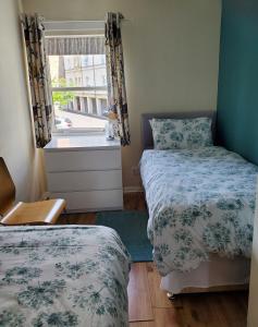 Ein Bett oder Betten in einem Zimmer der Unterkunft Annandale Street Quiet Central Family Apartment with Parking