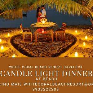 een wit koraal strandrestaurant met een diner bij kaarslicht op het strand bij white coral beach resort in Havelock Island