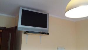 a flat screen tv hanging on a wall at Pokoje w Uzdrowisku in Przerzeczyn-Zdrój