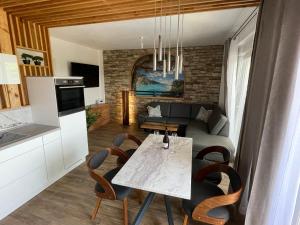TV a/nebo společenská místnost v ubytování 3 Raum Fewo Griechenland, 400 m zum Strand, zwischen Thessaloniki und Kavala