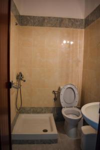 Et badeværelse på Tsipos Rooms