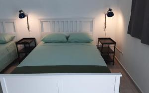 um quarto com uma cama grande e duas mesas de cabeceira em Villa Colonial Suite 5, Familiar Plus. em Río San Juan