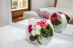 Uma cama ou camas num quarto em Spacious 2 BR with Amazing Marina View Rimal JBR