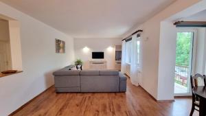 Televízia a/alebo spoločenská miestnosť v ubytovaní Apartament Riviera z widokiem na kanał Augustowski
