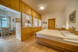 ナッレスにあるKreuzwegerhof Nals Historischer Gutshof, Apartments zw Meran und Bozen Südtirol, Naturpool, zentrale Lageの部屋の中に大きなベッドがある寝室 +102枚の写真