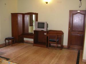 TV a/nebo společenská místnost v ubytování Lloyds Serviced Apartments,Krishna Street,T Nagar