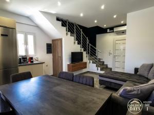 TV a/nebo společenská místnost v ubytování Golden Days villas