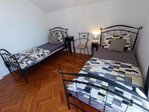 Postel nebo postele na pokoji v ubytování Family apartment Kreso Vodice