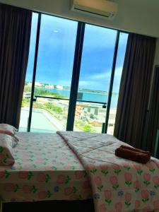 1 dormitorio con 1 cama frente a una ventana grande en D Wharf Port Dickson Private Condo Waterfront en Port Dickson
