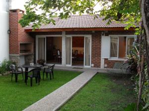 a house with a table and chairs in the yard at Locaciones Colón in Colón