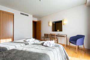 Postel nebo postele na pokoji v ubytování Antillia Hotel