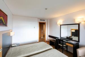 Postel nebo postele na pokoji v ubytování Antillia Hotel
