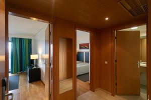 Postel nebo postele na pokoji v ubytování Antillia Hotel