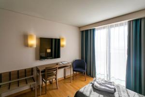 Postel nebo postele na pokoji v ubytování Antillia Hotel