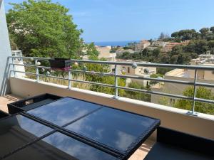 balkon ze szklanym stołem na balkonie w obiekcie appartement Nice ,terrasse ,mer w Nicei