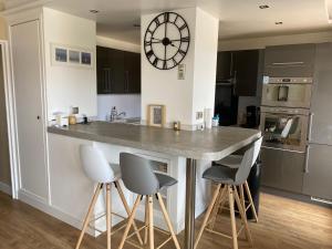 kuchnia z blatem i zegarem na ścianie w obiekcie appartement Nice ,terrasse ,mer w Nicei