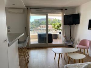 mały salon z widokiem na balkon w obiekcie appartement Nice ,terrasse ,mer w Nicei