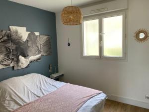 sypialnia z łóżkiem i oknem w obiekcie appartement Nice ,terrasse ,mer w Nicei