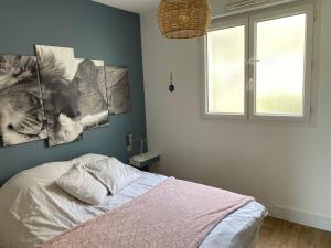 sypialnia z łóżkiem z trzema zdjęciami na ścianie w obiekcie appartement Nice ,terrasse ,mer w Nicei