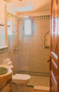 y baño con aseo y lavamanos. en Desert Villa Boutique Hotel Merzouga en Merzouga