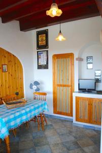 奧提奧洛港的住宿－Bilo Vista Mare Agrustos，厨房配有一张桌子,上面有蓝色的桌布