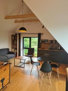 een woonkamer met een tafel en stoelen bij E29 in Plateliai