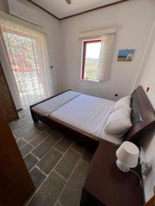 a bedroom with a large bed and a window at Villa Christina 2 in Mérikhas