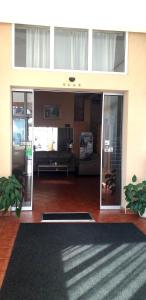 - un salon avec des portes en verre et un tapis dans l'établissement Hotel Slodes, à Belgrade