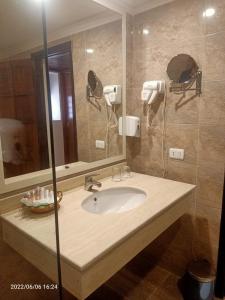 沙姆沙伊赫的住宿－Tivoli Hotel Aqua Park，一间带水槽和镜子的浴室