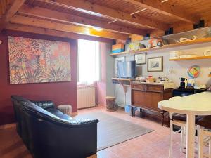 sala de estar con mesa y cocina en B&B Borgo, en Ventimiglia