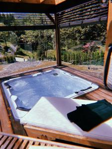 bañera de hidromasaje en la parte superior de una terraza de madera en Plitvice Lakes VILLA DIAMOND en Plitvica selo