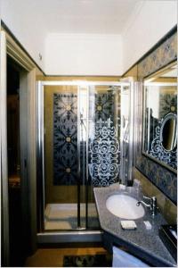 een badkamer met een douche, een wastafel en een douche bij Hotel Aventino in Rome