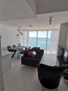 uma sala de estar com um sofá preto e uma mesa em Apartment Nino em Zadar