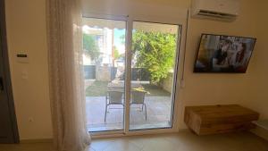 Telewizja i/lub zestaw kina domowego w obiekcie Elena apartment chalkidiki