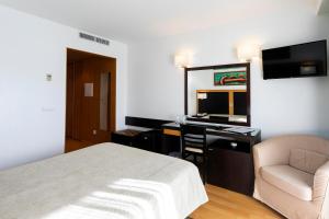 TV a/nebo společenská místnost v ubytování Antillia Hotel