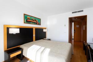 Postel nebo postele na pokoji v ubytování Antillia Hotel