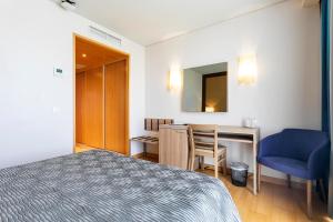 Postel nebo postele na pokoji v ubytování Antillia Hotel