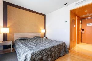 Postel nebo postele na pokoji v ubytování Antillia Hotel