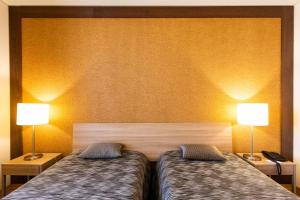Postel nebo postele na pokoji v ubytování Antillia Hotel