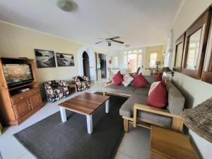 - un salon avec un canapé et une table dans l'établissement Caribbean Estates 31 Montego Bay, à Port Edward