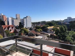 vistas a la ciudad desde el techo de un edificio en Departamento Confortable en Corrientes Capital en Corrientes