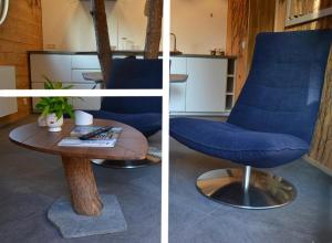 una silla azul y una mesa en una habitación en Le gîte du petit branché, en Mazan