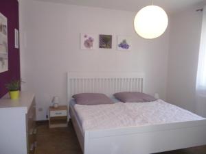 Ein Bett oder Betten in einem Zimmer der Unterkunft Haus Lavendel