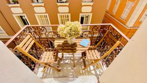 Rõdu või terrass majutusasutuses Newly Renovated Apartment with Balcony, AC, Fiber internet