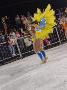 a woman in a yellow costume dancing in front of a crowd at Excelente casa en Concepción del Uruguay LA CHINA in Concepción del Uruguay
