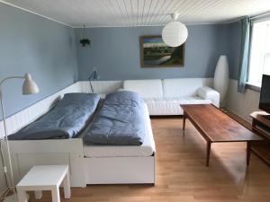 a living room with a white couch and a table at Sommerhus på Mors in Øster Assels