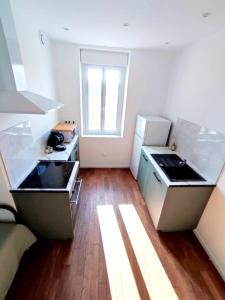 Kuchyň nebo kuchyňský kout v ubytování Appartement hyper centre de Montargis