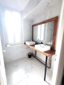 a bathroom with a sink and a mirror at Appartement hyper centre de Montargis in Montargis