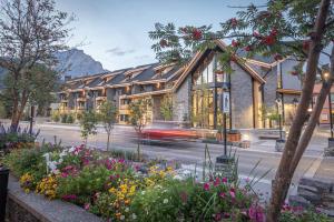 een gebouw met bloemen voor een straat bij Peaks Hotel and Suites in Banff
